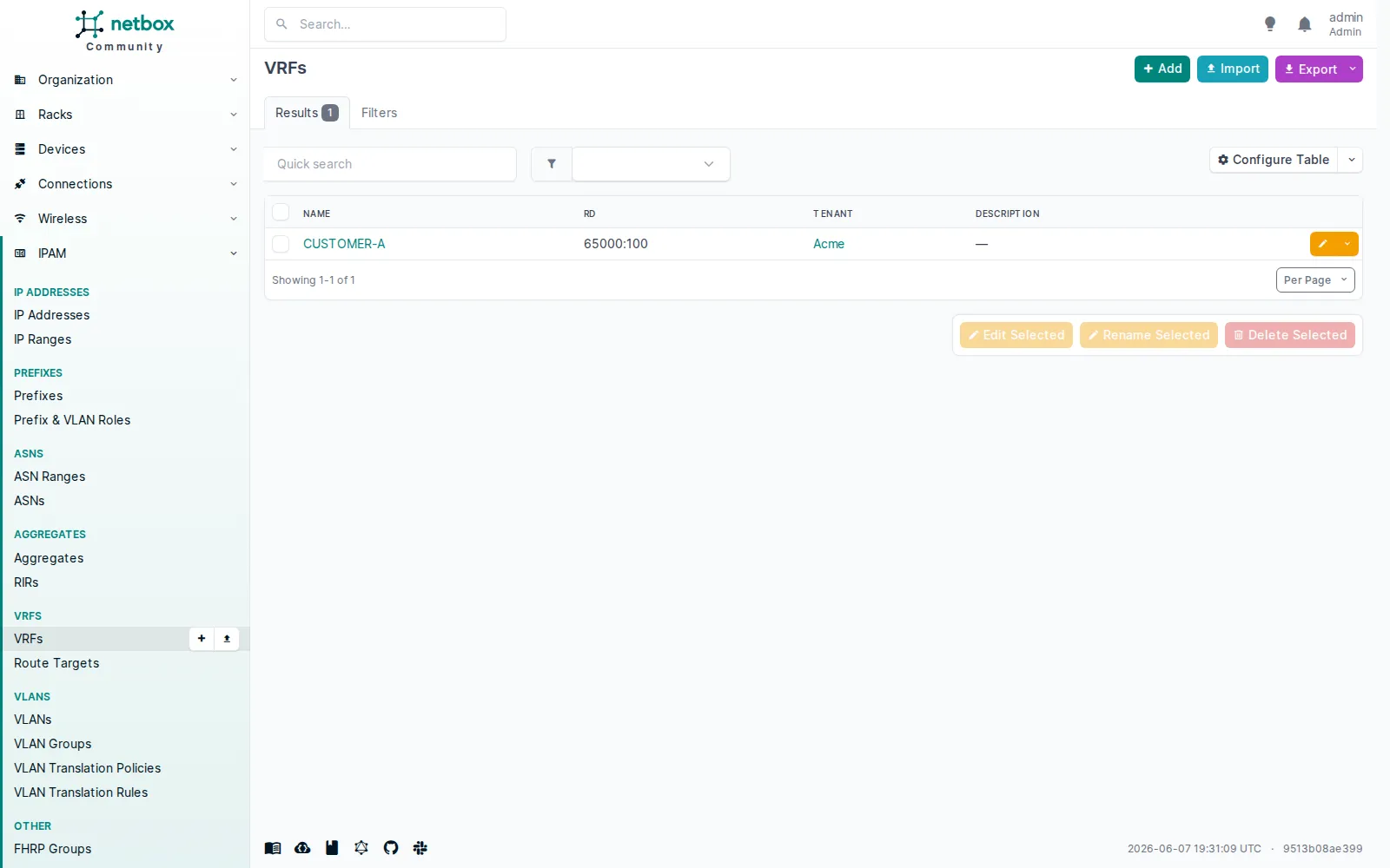 La vue VRFs de NetBox : CUSTOMER-A, RD 65000:100, tenant Acme. Aucune colonne Namespace.